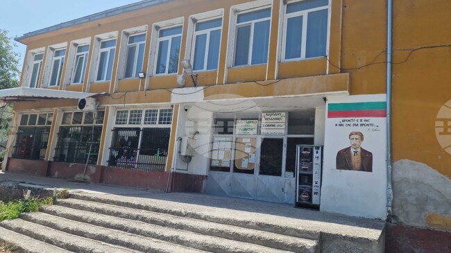 Разнообразие от модели на българска шевица цели да събере читалището в търговищкото село Стража чрез национален конкурс за деца и ученици