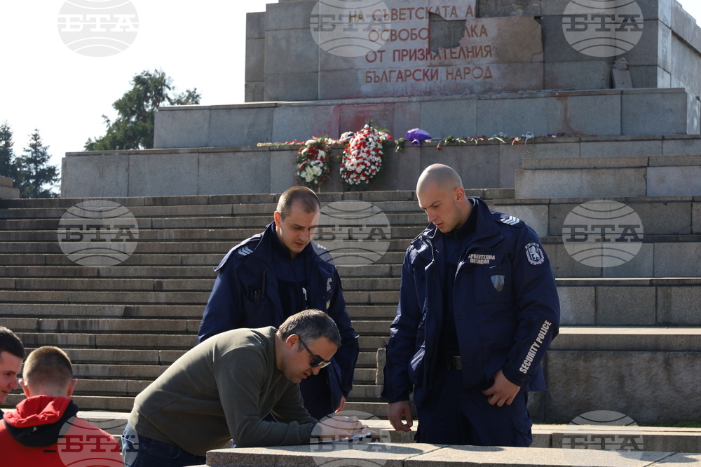 Паметник на съветската армия - счупени плочи