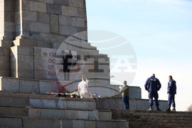 Паметник на съветската армия - счупени плочи