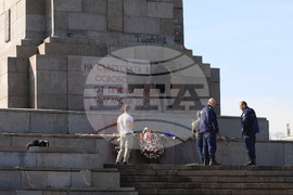 Паметник на съветската армия - счупени плочи