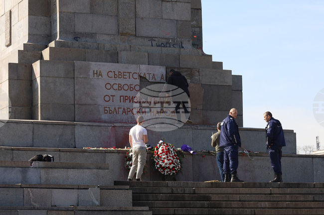 Паметник на съветската армия - счупени плочи