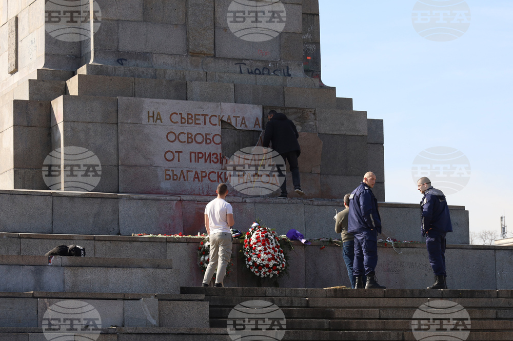 Паметник на съветската армия - счупени плочи