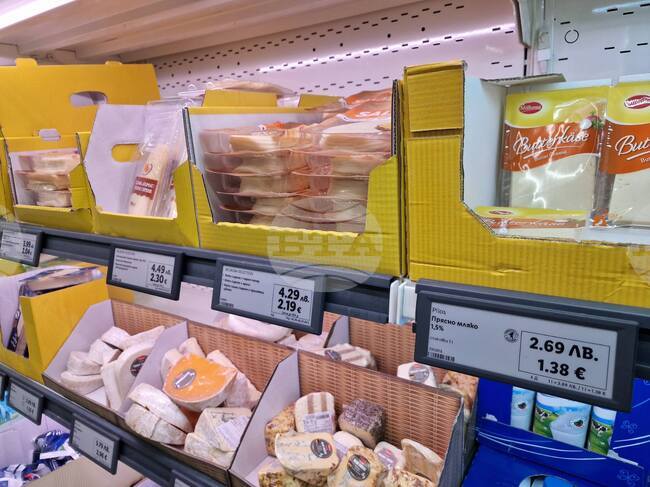 Повечето търговски обекти в Пловдив вече са изписали цените на стоки и услуги в лева и евро