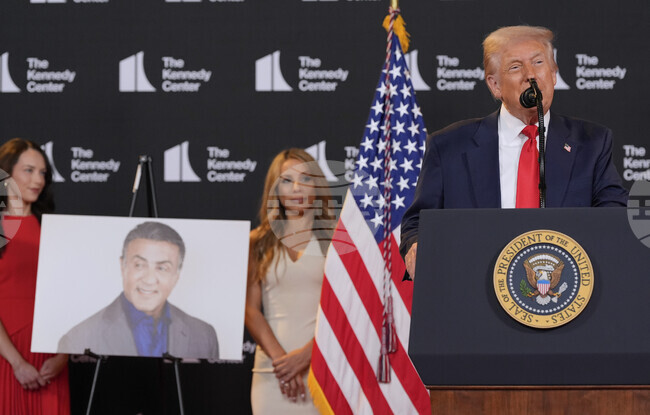 Президентът на САЩ Доналд Тръмп обяви лауреатите на отличията на Центъра за сценични изкуства "Кенеди"