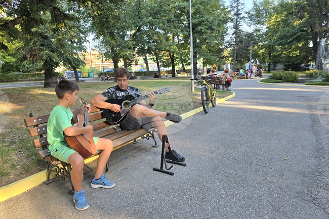 "Изкуство в парка" събра семейства в Панагюрище