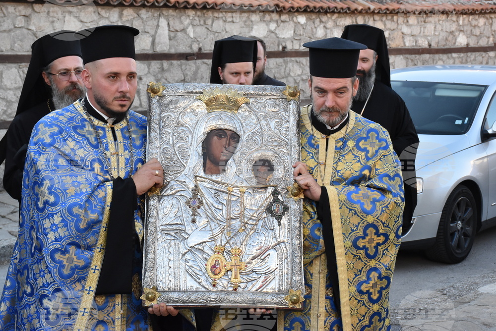 С камбанен звън беше посрещната в Хасково иконата на Света Богородица - "Златна ябълка" 