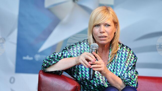 С поетично парти под надслов "Малкото е повече" Диана Саватева представи новата си стихосбирка "Трилистна детелина" в Бургас