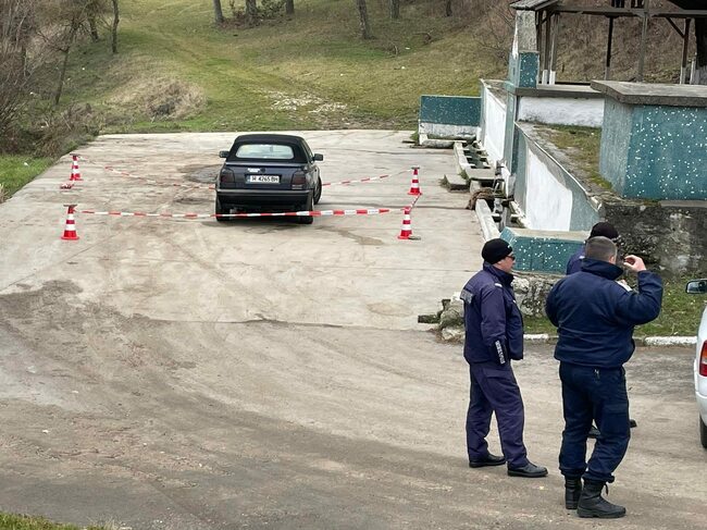 Мъртъв младеж и момиче в безсъзнание са открити в автомобил в шуменското село Друмево