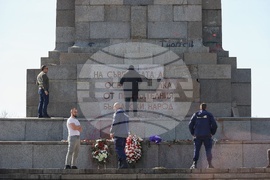 Паметник на съветската армия - счупени плочи