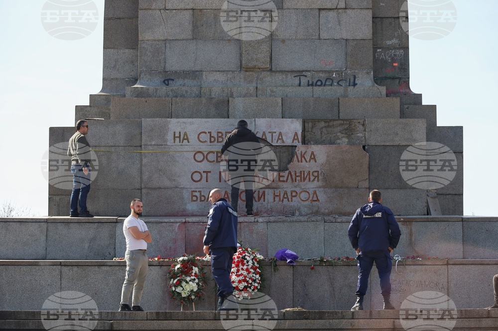 Паметник на съветската армия - счупени плочи