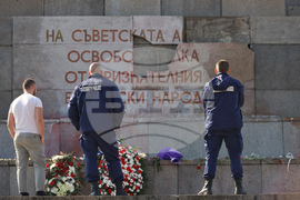 Паметник на съветската армия - счупени плочи