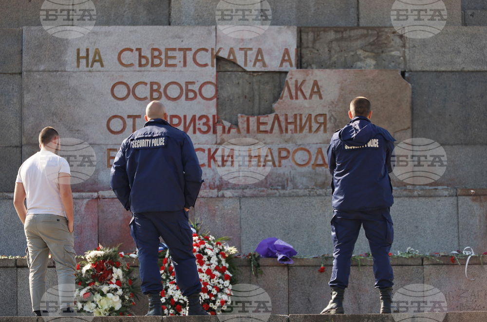 Паметник на съветската армия - счупени плочи