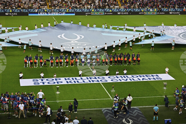 УЕФА показа банер в подкрепа на децата във военните зони преди мача за Суперкупата на Европа