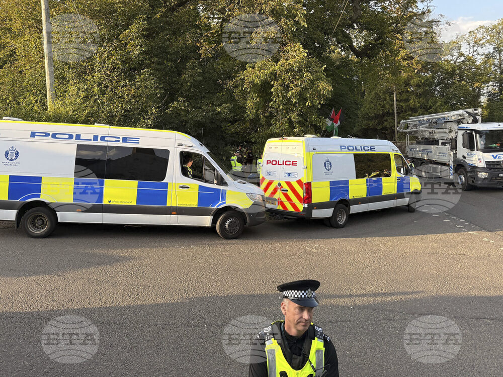 Четирима души бяха ранени при нападение край синагога в Манчестър, съобщи полицията