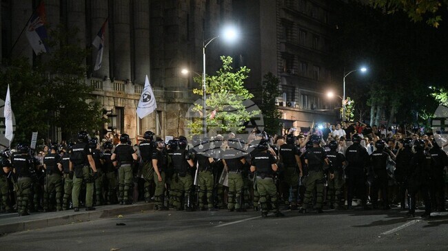Антиправителствени протести се провеждат тази вечер в десетки сръбски градове, инцидент в Нови Сад