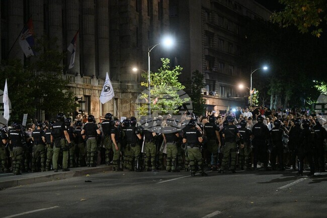Антиправителствени протести се провеждат тази вечер в десетки сръбски градове, инцидент в Нови Сад