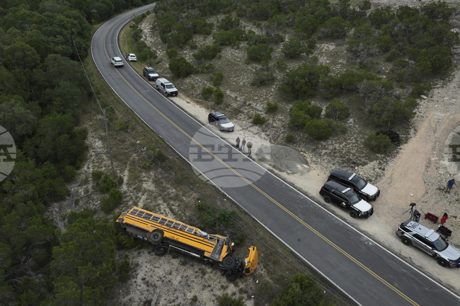Няколко ученици от Тексас са ранени при преобръщане на училищен автобус 