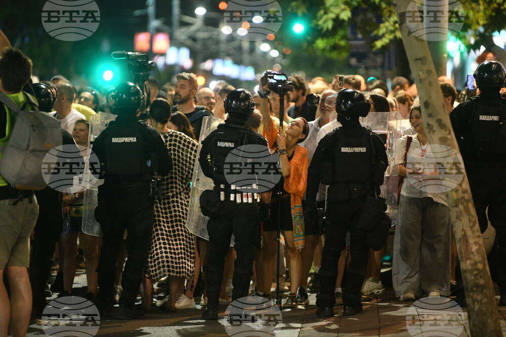 Общо 42 полицаи са били ранени при сблъсъци с протестиращи в Сърбия снощи; арестувани са 37 души