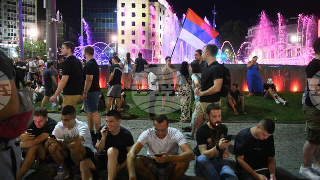 Офисът в Нови Сад на управляващата  партия в Сърбия бе разбит по време на поредния антиправителствен протест