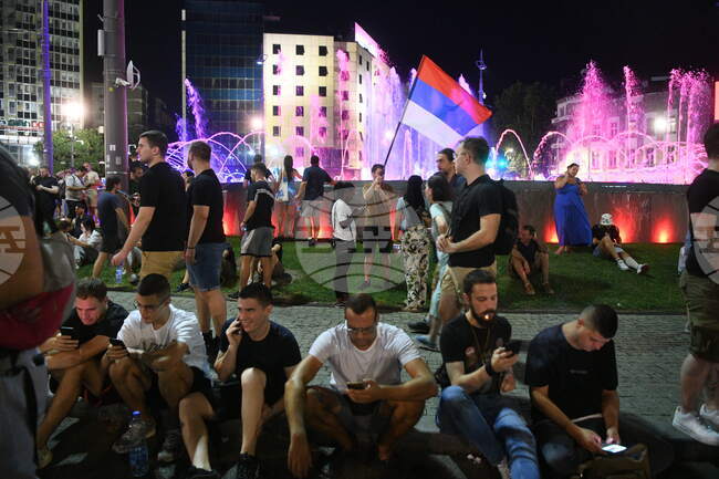 Офисът в Нови Сад на управляващата  партия в Сърбия бе разбит по време на поредния антиправителствен протест