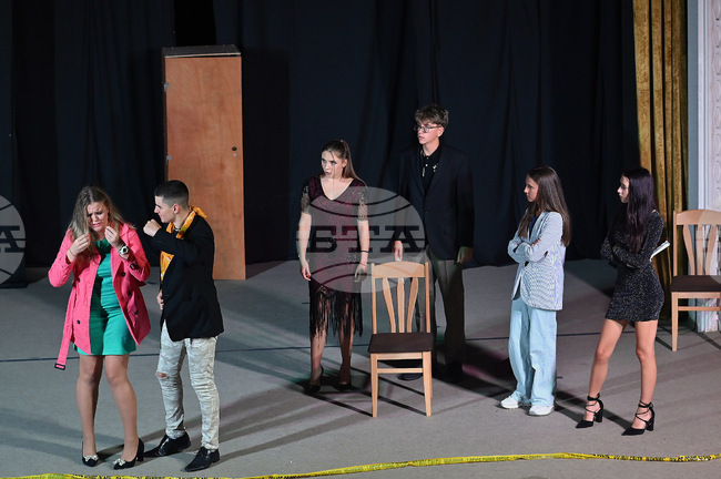 Млади актьори представиха във Вършец пиесата „Убийство по сценарий“ 