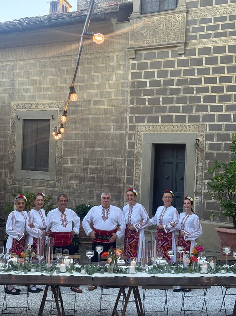 Танцьори от „Ритмика“ в Милано представиха фолклорна програма на сватбена церемония в Тоскана 