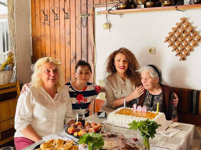 Баба Райна Тахчиева от Разлог отпразнува своя 100-годишен юбилей