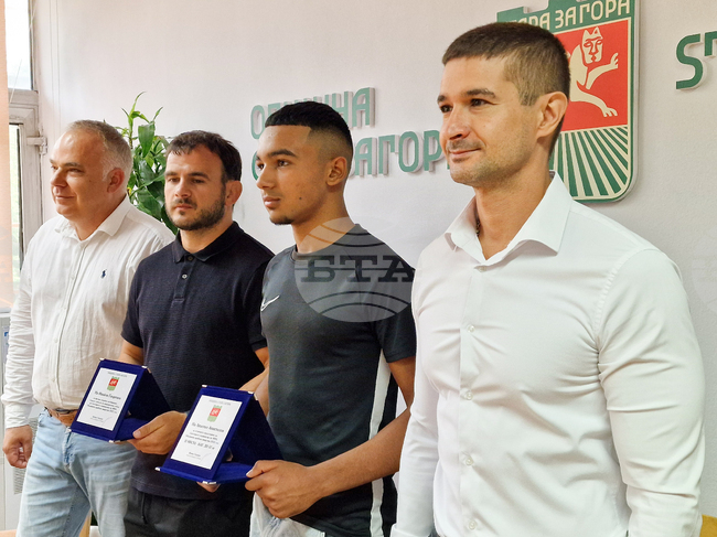Бронзовият медалист от Световното първенство по ММА в Абу Даби Апостол Апостолов получи почетен плакет от Община Стара Загора