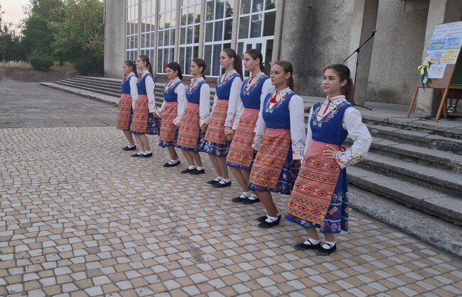 Село Калчево в Украйна отпразнува Деня на младежта с български танци