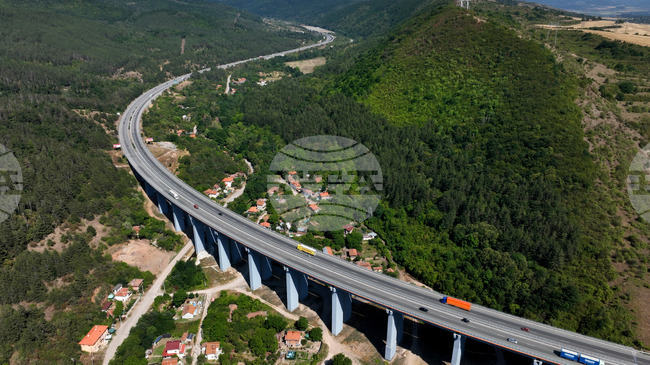 Заради катастрофа движението при км 16 на магистрала "Хемус" в посока Варна се осъществява в активната лента