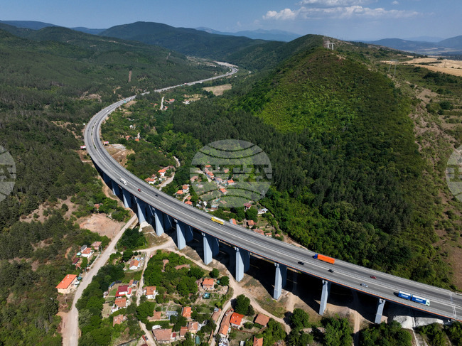 Заради катастрофа движението при км 16 на магистрала "Хемус" в посока Варна се осъществява в активната лента