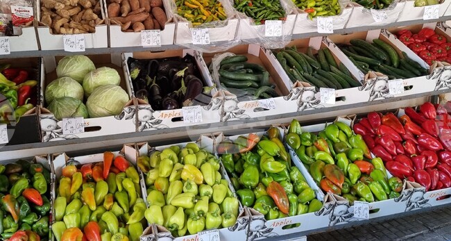 Търговците във Враца спазват изискването цените да са в лева и евро, установи репортерска проверка