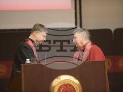 УНСС: Ректорът връчи на Валдис Домбровскис почетното звание „Доктор хонорис кауза на УНСС“ 