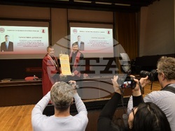 УНСС: Ректорът връчи на Валдис Домбровскис почетното звание „Доктор хонорис кауза на УНСС“ 