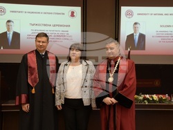 УНСС: Ректорът връчи на Валдис Домбровскис почетното звание „Доктор хонорис кауза на УНСС“ 