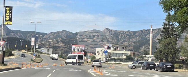 Завърши изграждането на кръгово кръстовище пред КАТ в Сливен