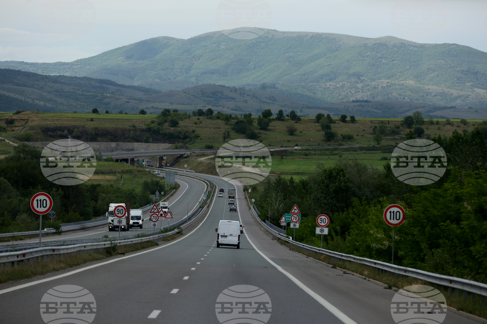 До момента са регистрирани 900 нарушители след започналото днес засичане на средна скорост на пътни отсечки, съобщи проф. Олег Асенов