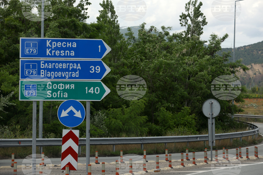 Поради свлечена земна маса движението по пътя София-Кулата временно се осъществява двупосочно в една лента