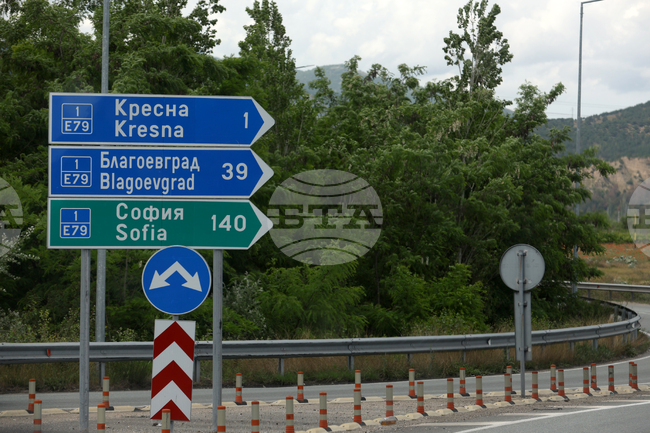 Движението в района на Кресна да се осъществява с повишено внимание заради ремонт на пътната настилка, съобщиха от АПИ