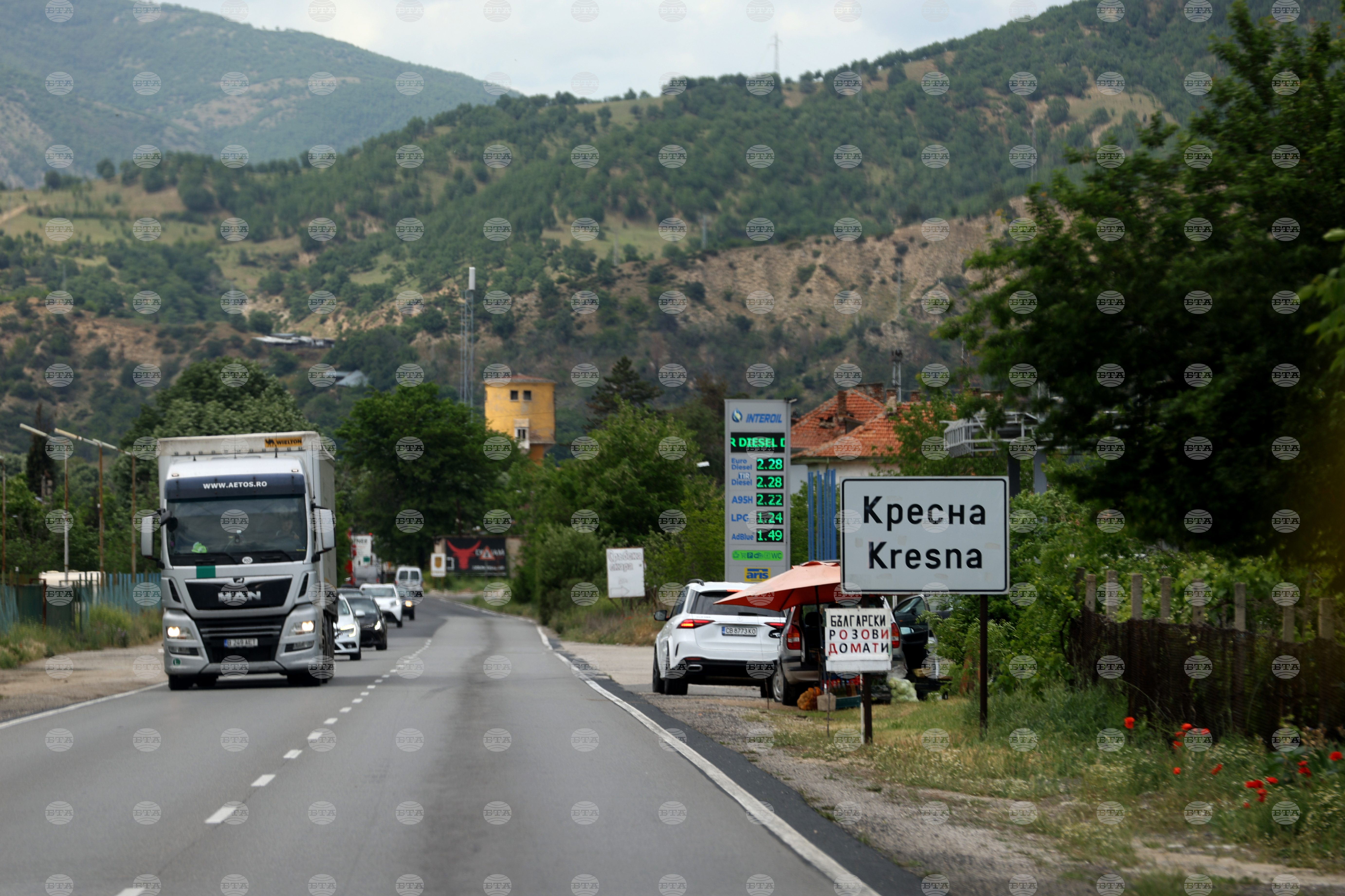 Временно движението по път I-1 Симитли – Кресна при 389-и км в района на тунел „Кривия“ е в една лента заради паднала скала