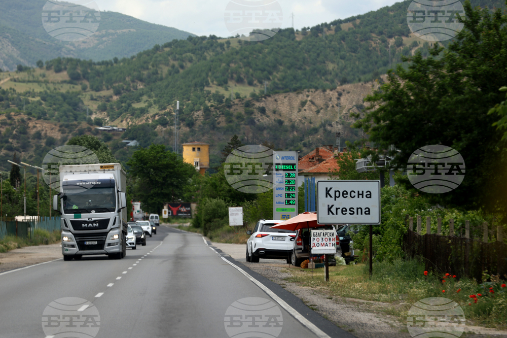 Движението в района на Кривия тунел в Кресненското дефиле се осъществява в една лента заради разпилени по пътното платно стъкла
