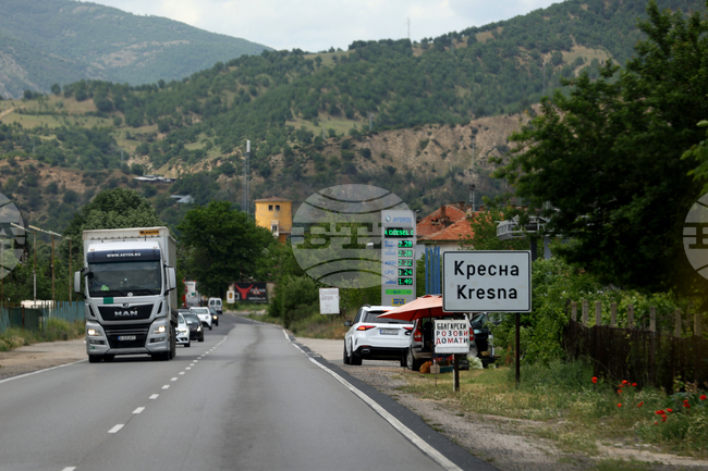 Движението в района на Кривия тунел в Кресненското дефиле се осъществява в една лента заради разпилени по пътното платно стъкла