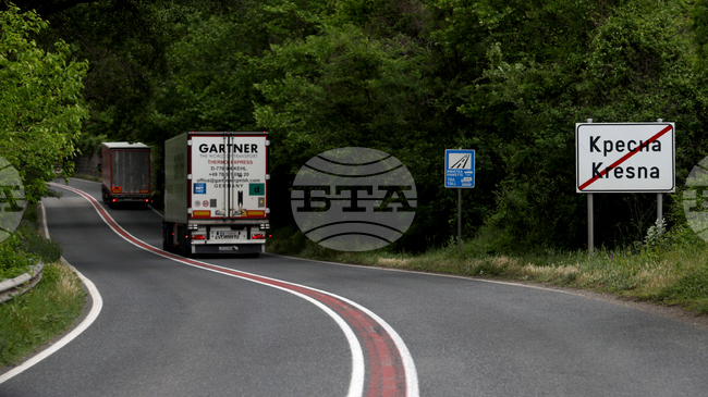 Заради паднал на пътното платно камък, движението в района на Кресненското дефиле се осъществява в една лента, съобщиха от АПИ