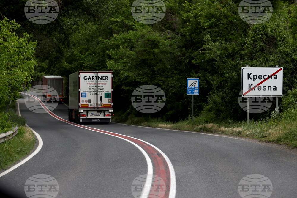 Заради паднал на пътното платно камък, движението в района на Кресненското дефиле се осъществява в една лента, съобщиха от АПИ