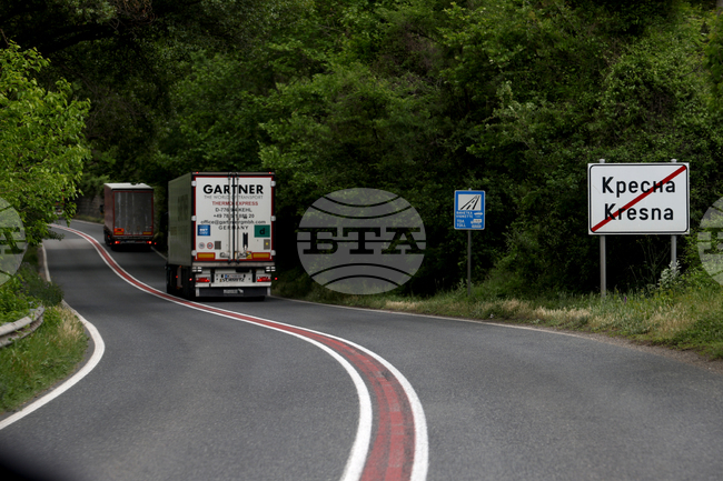 Заради паднал на пътното платно камък, движението в района на Кресненското дефиле се осъществява в една лента, съобщиха от АПИ