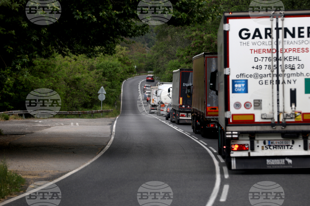 Движението в района на Кресненското дефиле се осъществява в една лента поради аварирал тежкотоварен автомобил