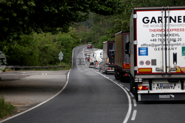 Движението в района на Кресненското дефиле се осъществява в една лента поради аварирал тежкотоварен автомобил