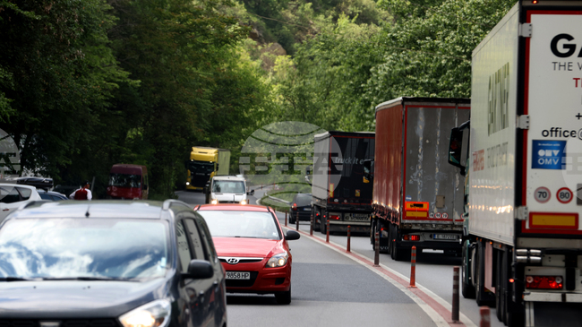 Движението в участък от първокласния път I-1 в района на Симитли и Кресненското дефиле в сряда ще бъде временно ограничено заради ремонт