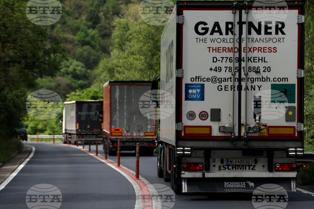 Заради катастрофа движението в района на Струмяни се осъществява в аварийната лента