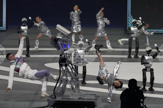 Китайски производители подготвят представление с участието на роботи по време на Лунната нова година